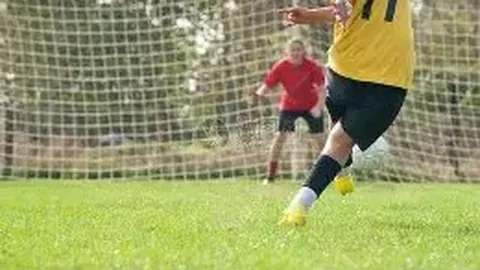 国足东亚杯1-2惜败日本，21年未尝胜绩，教练称赞球员拼搏精神